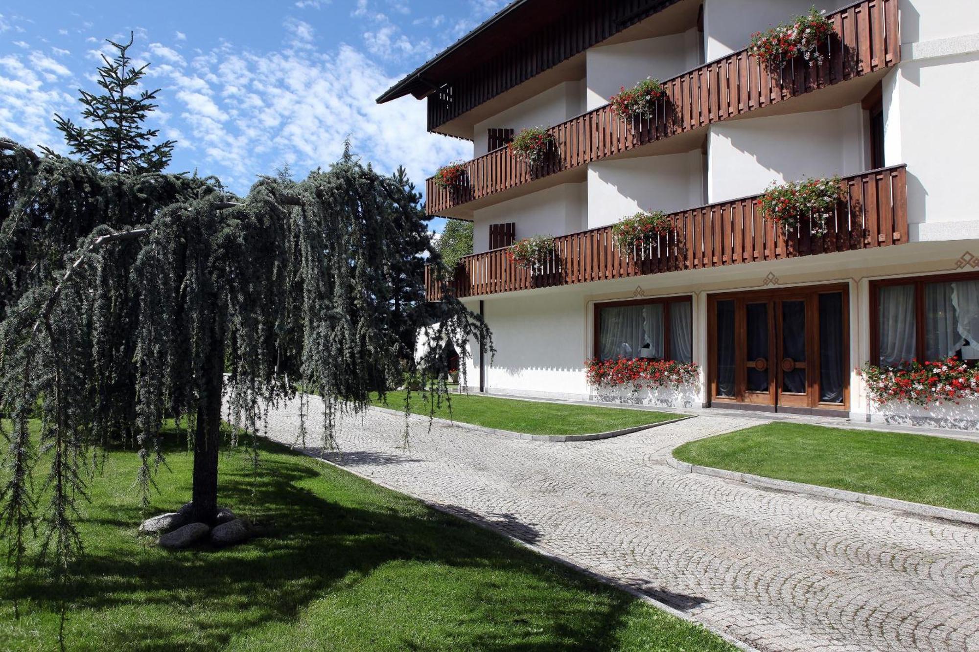 Royal Olympic Hotel Pinzolo Exterior photo
